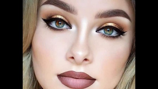 सोशल मीडियावर दिसणारा प्रत्येक डोळ्याचा मेकअप तुमच्या डोळ्यांनाही सुंदर दिसतोच असे नाही. या ट्रेंड्सचे आंधळेपणाने अनुसरण करण्याची गरज नाही. असे केल्याने तुमचा लूक चांगला होण्याऐवजी खराब होऊ शकतो.