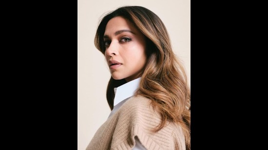 या फोटोंमध्ये दीपिका पदुकोणची सुंदर विंटर फॅशन स्टाईल पाहून सगळेच तिचे कौतुक करताना दिसले आहेत. या फोटोंमध्ये दीपिका पदुकोणची सुंदर विंटर फॅशन स्टाईल पाहून सगळेच तिचे कौतुक करताना दिसले आहेत.