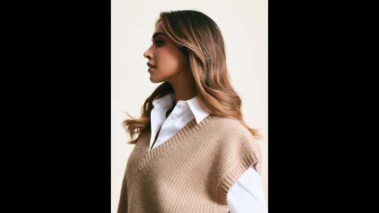 यावेळी स्मोकी मेकअपसह मोकळ्या केसांच्या हेअरस्टाईलमध्ये दीपिका पदुकोणने सगळ्यांनाच घायाळ केलं आहे. यावेळी स्मोकी मेकअपसह मोकळ्या केसांच्या हेअरस्टाईलमध्ये दीपिका पदुकोणने सगळ्यांनाच घायाळ केलं आहे.