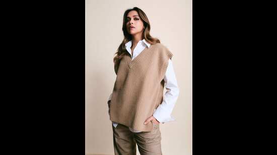 अभिनेत्री दीपिका पदुकोणने या लूकसोबत कमीत कमी ॲक्सेसरीज परिधान केल्या होत्या. यासोबत हाय हिल्स परिधान करून तिने तिचा हा लूक पूर्ण केला होता. अभिनेत्री दीपिका पदुकोणने या लूकसोबत कमीत कमी ॲक्सेसरीज परिधान केल्या होत्या. यासोबत हाय हिल्स परिधान करून तिने तिचा हा लूक पूर्ण केला होता.