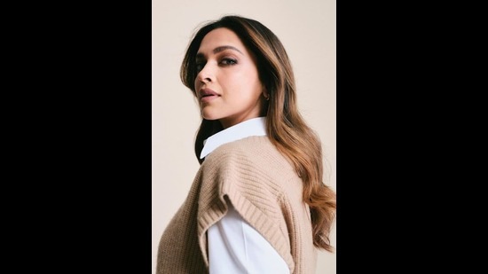 दीपिका पदुकोणचे सोशल मीडियावर लाखो चाहते आहेत, जे तिच्या प्रत्येक लूकवर भरभरून लाईक्स आणि कमेंट करताना दिसतात. दीपिका पदुकोणचे सोशल मीडियावर लाखो चाहते आहेत, जे तिच्या प्रत्येक लूकवर भरभरून लाईक्स आणि कमेंट करताना दिसतात.