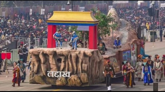 कर्तव्य पथावरील संचलनात लडाखच्या चित्ररथात भारतीय महिला आईस हॉकी टीमची झलक सादर करण्यात आली. यामध्ये लडाखमधील महिला सामील झाल्या होत्या. कर्तव्य पथावरील संचलनात लडाखच्या चित्ररथात भारतीय महिला आईस हॉकी टीमची झलक सादर करण्यात आली. यामध्ये लडाखमधील महिला सामील झाल्या होत्या.