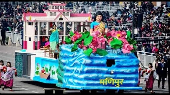 मणिपूरच्या चित्ररथात महिलांना पारंपरिक ‘चरख्याचा’ वापर करत सूत कातताना दाखवण्यात आले आहे. ही झलक खुपच अद्भूत आहे. मणिपूरच्या चित्ररथात महिलांना पारंपरिक ‘चरख्याचा’ वापर करत सूत कातताना दाखवण्यात आले आहे. ही झलक खुपच अद्भूत आहे.