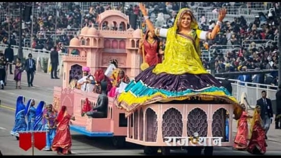 राजस्थान राज्याच्या चित्ररथात राज्याच्या संस्कृतीसोबत महिला हस्तशिल्प उद्योगांच्या विकासाला सादर करण्यात आले. राजस्थान राज्याच्या चित्ररथात राज्याच्या संस्कृतीसोबत महिला हस्तशिल्प उद्योगांच्या विकासाला सादर करण्यात आले.