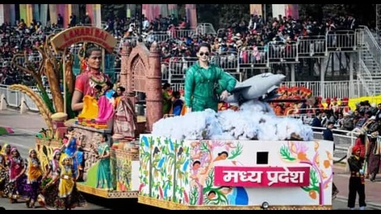 मध्य प्रदेशच्या चित्ररथात सरकारच्या कल्याणकारी योजनांच्या माध्यमातून महिलांच्या विकासाची झलक सादर करण्यात आली. मध्य प्रदेशच्या चित्ररथात सरकारच्या कल्याणकारी योजनांच्या माध्यमातून महिलांच्या विकासाची झलक सादर करण्यात आली.