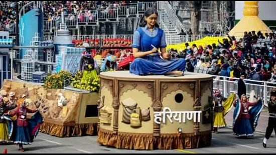 हरियाणा राज्याच्या चित्ररथात दाखवण्यात आले की, राज्यातील महिला सरकारी कार्यक्रम 'मेरा परिवार - मेरी पहचान' च्या माध्यमातून सशक्त झाल्या आहेत. हरियाणा राज्याच्या चित्ररथात दाखवण्यात आले की, राज्यातील महिला सरकारी कार्यक्रम 'मेरा परिवार - मेरी पहचान' च्या माध्यमातून सशक्त झाल्या आहेत.