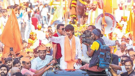 मराठा आरक्षणाच्या लढ्याचे हिरो ठरले मनोज जरांगे पाटील. मागील साडेचार महिन्यांपासून जरांगे पाटील हे आरक्षणाच्या लढ्याचं नेतृत्व करत आहेत. त्यांनी दोन वेळा उपोषण केलं. सरकार मागण्या मान्य करत नसल्याचं लक्षात येताच त्यांनी थेट मुंबईत धडक देण्याची घोषणा करत विराट मोर्चा काढला. त्यामुळं देशभरात त्यांच्या नावाची चर्चा सुरू झाली. जे हवं होतं, ते घेऊनच आज त्यांनी मागे फिरण्याचा निर्णय घेतला. <p>मराठा आरक्षणाच्या लढ्याचे हिरो ठरले मनोज जरांगे पाटील. मागील साडेचार महिन्यांपासून जरांगे पाटील हे आरक्षणाच्या लढ्याचं नेतृत्व करत आहेत. त्यांनी दोन वेळा उपोषण केलं. सरकार मागण्या मान्य करत नसल्याचं लक्षात येताच त्यांनी थेट मुंबईत धडक देण्याची घोषणा करत विराट मोर्चा काढला. त्यामुळं देशभरात त्यांच्या नावाची चर्चा सुरू झाली. जे हवं होतं, ते घेऊनच आज त्यांनी मागे फिरण्याचा निर्णय घेतला.</p>