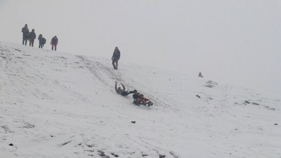 काश्मीर सध्या "चिल्ला-इ-कलान" ही स्थिती अनुभवतोय. यात ४० दिवसांचा कडाक्याचा हिवाळा कालावधी येथील नागरिक अनुभवतात. या काळात &nbsp;थंडीची लाट या प्रदेशाला वेढूते, &nbsp;ज्यामुळे तापमानात मोठी घट होते. यामुले येथे असणारे तलाव आणि इतर पाण्याचे स्त्रोत हे थंडीमुळे गोठतात. &nbsp;गुलमर्ग प्रदेशात देखील हिमवृष्टी सुरू असून याचा आनंद घेण्यासाठी पर्यटक याठिकाणी येत आहेत. &nbsp;