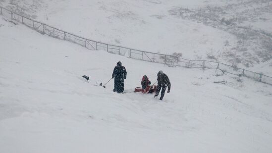 गुलमर्गमध्ये स्लेज ओढणारे आणि घोडेस्वार व राइड घेण्यात व्यस्त असलेले पर्यटक येथील हिमवृष्टीचा आनंद घेत असतांना टिपलेले छायाचित्र.&nbsp;