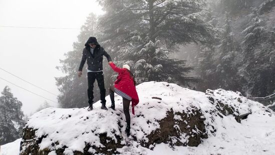 हिमाचल प्रदेशात बुधवारी उंच पर्वतरांगांमध्ये बर्फवृष्टी झाली. &nbsp;अनेक पर्यटकांनी कुफरी हिल रिसॉर्टमध्ये हिमवर्षावाचा आनंद घेतला. शिमल्यातही आज बर्फवृष्टी झाली.