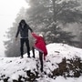 <p>हिमाचल प्रदेशात बुधवारी उंच पर्वतरांगांमध्ये बर्फवृष्टी झाली. &nbsp;अनेक पर्यटकांनी कुफरी हिल रिसॉर्टमध्ये हिमवर्षावाचा आनंद घेतला. शिमल्यातही आज बर्फवृष्टी झाली.</p>