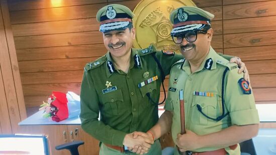 पुण्याचे माजी पोलिस आयुक्त रितेश कुमार (डावीकडे)  यांनी नवनियुक्त आयुक्त अमितेश कुमार (उजवीकडे) यांना पदभार देत त्यांचे स्वागत केले. 