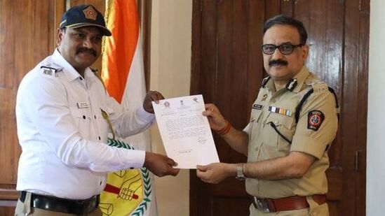 पोलिस अंमलदार गणेश पाटील यांचा सत्कार करतांना मुंबईचे पोलिस आयुक्त विवेक फणसळकर