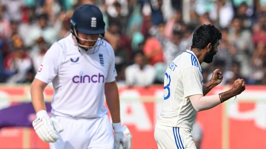 सर्वात वेगवान १५० विकेट घेणारा गोलंदाज- जसप्रीत बुमराह कसोटीत सर्वात कमी डावात १५० बळी घेणारा भारतीय वेगवान गोलंदाज ठरला आहे. त्याने ६४व्या डावात १५० बळी पूर्ण केले. महान कपिल देव यांनी ६७ डावात १५० कसोटी बळी घेतले होते. सर्वात वेगवान १५० विकेट घेणारा गोलंदाज- जसप्रीत बुमराह कसोटीत सर्वात कमी डावात १५० बळी घेणारा भारतीय वेगवान गोलंदाज ठरला आहे. त्याने ६४व्या डावात १५० बळी पूर्ण केले. महान कपिल देव यांनी ६७ डावात १५० कसोटी बळी घेतले होते.