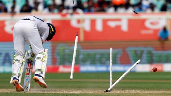 जसप्रीत बुमराहने दुसऱ्या दिवसाच्या दुसऱ्या सत्रात शानदार गोलंदाजी केली. लंचनंतर बुमराहने जो रूट आणि ऑली पोप या दोन सर्वात महत्वाच्या फलंदाजांची शिकार केली आणि इंग्लंडला अडचणीत आणले.