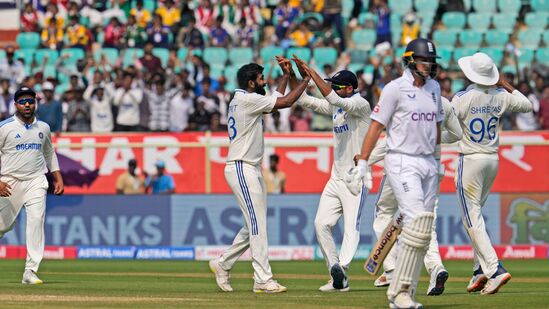 प्रत्युत्तरात इंग्लंडचा पहिला डाव २५३ धावांवर गारद झाला. भारताकडून जसप्रीत बुमराहने ४५ धावा देत ६ विकेट घेतले. प्रत्युत्तरात इंग्लंडचा पहिला डाव २५३ धावांवर गारद झाला. भारताकडून जसप्रीत बुमराहने ४५ धावा देत ६ विकेट घेतले.