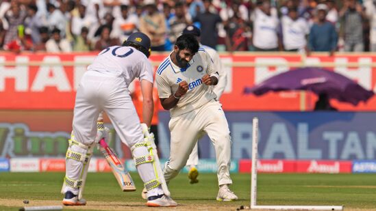  बुमराहच्या अचूक यॉर्कर आणि स्विंग गोलंदाजीच्या जोरावर बुमराहने रूट, पोप, स्टोक्स आणि बेअरस्टोसह ६ विकेट काढल्या. या सोबतच बुमराहने कसोटीत १५० बळीही पूर्ण केले. या शानदार स्पेल दरम्यान बुमराहने अनेक विक्रमही आपल्या नावावर केले. बुमराहच्या अचूक यॉर्कर आणि स्विंग गोलंदाजीच्या जोरावर बुमराहने रूट, पोप, स्टोक्स आणि बेअरस्टोसह ६ विकेट काढल्या. या सोबतच बुमराहने कसोटीत १५० बळीही पूर्ण केले. या शानदार स्पेल दरम्यान बुमराहने अनेक विक्रमही आपल्या नावावर केले. 