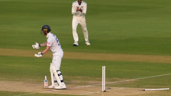 WTC मध्ये १०० विकेट घेणारा पहिला आशियाई वेगवान गोलंदाज- वर्ल्ड टेस्ट चॅम्पियनशिप २०१९ मध्ये सुरू झाली. अशात बुमराह हा WTC मध्ये १०० विकेट्स पूर्ण करणारा आशियातील पहिला वेगवान गोलंदाज ठरला आहे. विशेष म्हणजे WTC मध्ये ८ गोलंदाजांनी बुमराहपेक्षा जास्त विकेट्स घेतल्या आहेत. पण त्यापैकी कोणीही सरासरीच्या बाबतीत बुमराहच्या पुढे नाही. WTC मध्ये १०० विकेट घेणारा पहिला आशियाई वेगवान गोलंदाज- वर्ल्ड टेस्ट चॅम्पियनशिप २०१९ मध्ये सुरू झाली. अशात बुमराह हा WTC मध्ये १०० विकेट्स पूर्ण करणारा आशियातील पहिला वेगवान गोलंदाज ठरला आहे. विशेष म्हणजे WTC मध्ये ८ गोलंदाजांनी बुमराहपेक्षा जास्त विकेट्स घेतल्या आहेत. पण त्यापैकी कोणीही सरासरीच्या बाबतीत बुमराहच्या पुढे नाही.