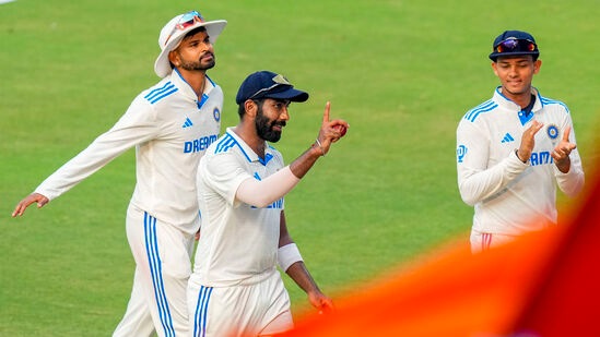 सरासरीच्या बाबतीतही अव्वल- &nbsp;कसोटी क्रिकेटमध्ये गेल्या १०० वर्षात १५० हून अधिक बळी घेतलेल्या गोलंदाजांमध्ये बुमराहची सरासरी सर्वात चांगली आहे. त्याने २०.२८ च्या सरासरीने १५० विकेट्स घेतल्या आहेत. त्याच्यानंतर ऑस्ट्रेलियाचा ॲलन डेव्हिडसन येतो. डेव्हिसनची सरासरी २०.५३ आहे.