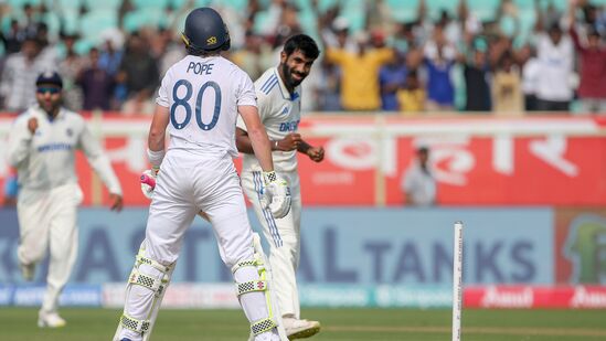 बुमराह त्याच्या वेगवान आणि अचूक यॉर्कर्सने जगभरातील फलंदाजांसाठी एक भीती बनला आहे. त्याचा यॉर्कर इतका अचूक आहे की फलंदाजाला अजिबात सावरण्याची संधी मिळत नाही. त्यामुळेच गेल्या काही वर्षांपासून बुमराह टीम इंडियाचा मॅचविनर आहे. बुमराह त्याच्या वेगवान आणि अचूक यॉर्कर्सने जगभरातील फलंदाजांसाठी एक भीती बनला आहे. त्याचा यॉर्कर इतका अचूक आहे की फलंदाजाला अजिबात सावरण्याची संधी मिळत नाही. त्यामुळेच गेल्या काही वर्षांपासून बुमराह टीम इंडियाचा मॅचविनर आहे.