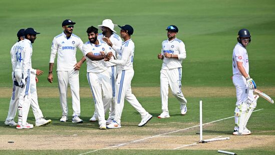 या सामन्यात भारताने प्रथम फलंदजी केली आणि सर्वबाद ३९६ धावा केल्या. प्रत्युत्तरात इंग्लंडचा संघ पहिल्या डावात २५३ धावात गारद झाला आणि भारताला १५३ धावांची आघाडी मिळाली. यानंतर भारताचा दुसरा डाव २५५ धावांवर आटोपला आणि पहिल्या डावाच्या आधारे इंग्लंडला ३९९ धावांचे लक्ष्य मिळाले. या लक्ष्याचा पाठलाग करताना इंग्लंड दुसऱ्या डावात २९२ धावांवर सर्वबाद झाला. या सामन्यात भारताने प्रथम फलंदजी केली आणि सर्वबाद ३९६ धावा केल्या. प्रत्युत्तरात इंग्लंडचा संघ पहिल्या डावात २५३ धावात गारद झाला आणि भारताला १५३ धावांची आघाडी मिळाली. यानंतर भारताचा दुसरा डाव २५५ धावांवर आटोपला आणि पहिल्या डावाच्या आधारे इंग्लंडला ३९९ धावांचे लक्ष्य मिळाले. या लक्ष्याचा पाठलाग करताना इंग्लंड दुसऱ्या डावात २९२ धावांवर सर्वबाद झाला.