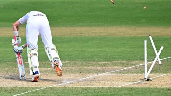 बुमराहने ऑली पोपला टाकेला तो यॉर्कर पाहून चाहते वेडे झाले होते आणि दिवसभर सोशल मीडियावर त्याच्या या बॉलची चर्चा होत होती. बुमराहने ऑली पोपला टाकेला तो यॉर्कर पाहून चाहते वेडे झाले होते आणि दिवसभर सोशल मीडियावर त्याच्या या बॉलची चर्चा होत होती. 