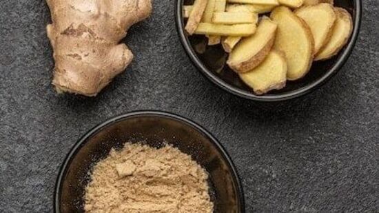 &nbsp;केस गळतीच्या समस्येवरही आले काम करते. यातील विविध प्रकारची खनिजे, जीवनसत्त्वे आणि फॅटी ॲसिड केसांची मुळे मजबूत करतात. केसांनी ओलावा गमावला तरीही आल्याचा रस त्यांना पुन्हा सुंदर दिसण्यास मदत करू शकतो. केसांची गुणवत्ता सुधारून लांब, दाट केस मिळविण्यासाठी आले फायदेशीर आहे. स्प्लिट एंड्स दुरुस्त करण्यासाठी देखील हे उपयुक्त आहे. आल्याचा रस खोबरेल तेलात मिसळा आणि ३० मिनिटे बाजूला ठेवा. त्यानंतर तुम्ही ते तुमच्या केसांना लावू शकता आणि थोड्या वेळाने शॅम्पूने धुवू शकता.