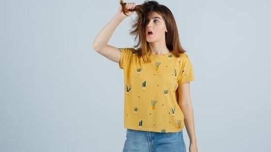 आल्याचा रस केसांच्या वाढीपासून केसांच्या इतर समस्या दूर करण्यासाठी खूप उपयुक्त आहे. कोंडा दूर करण्यासाठी, काळ्या केसांसाठी आल्याचा रस घेऊ शकता. केसांच्या कोणत्याही समस्येसाठी आल्याचा रस कसा वापरावा ते पहा.