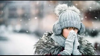 हिवाळ्याच्या हंगामात मुलांना उबदार आणि पूर्ण कपडे घाला, टोपी, हातमोजे आणि मोजे घालण्यास विसरू नका. लहान मुलांना डोके आणि पाय सर्दी होण्याची शक्यता असते, म्हणून त्यांना झाकून ठेवा.