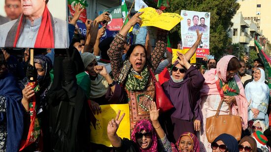 पाकिस्तान निवडणुकीपूर्वी माजी पंतप्रधान इम्रान खान यांना अटक करण्यात आली होती. शिवाय खान यांच्या पक्षावर बंदी घालण्यात आली होती. यावेळच्या निवडणुकीत पाकिस्तानात तरुण मतदार मोठ्या प्रमाणावर मतदानासाठी घराबाहेर पडल्याचे दिसून आले होते. <p>पाकिस्तान निवडणुकीपूर्वी माजी पंतप्रधान इम्रान खान यांना अटक करण्यात आली होती. शिवाय खान यांच्या पक्षावर बंदी घालण्यात आली होती. यावेळच्या निवडणुकीत पाकिस्तानात तरुण मतदार मोठ्या प्रमाणावर मतदानासाठी घराबाहेर पडल्याचे दिसून आले होते.</p>