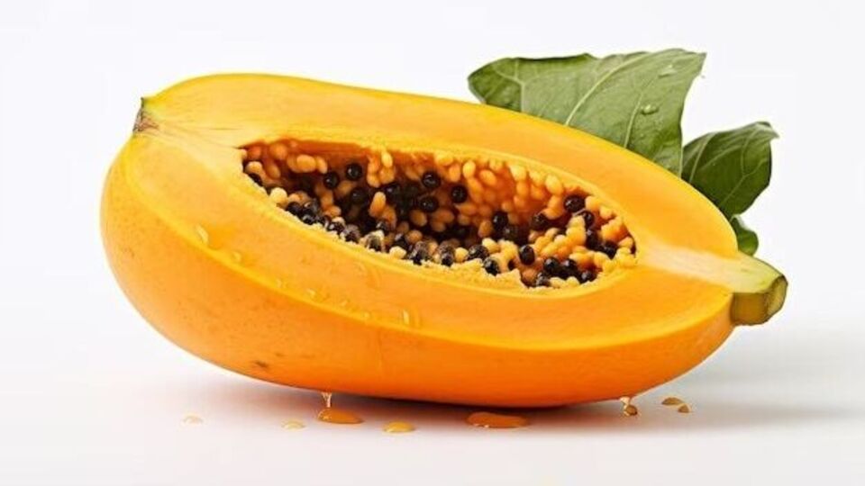 Papaya Benefits पपई त्वचेसाठी जादूसारखे काम करते! कसे वापरायचे? जाणून