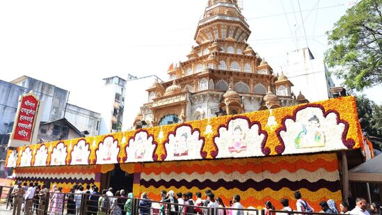 श्रीमंत दगडूशेठ हलवाई सार्वजनिक गणपती ट्रस्ट आणि सुवर्णयुग तरुण मंडळच्यावतीने गणेश जन्म सोहळा बुधवार पेठेतील दगडूशेठ गणपती मंदिरात आयोजित करण्यात आला होता. मंदिरात केलेल्या मनोहारी सजावटीचे दृश्य डोळ्यात साठविण्यासोबतच शेकडो गणेशभक्तांनी बाप्पाचे दर्शन घेतले.