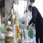 <p>बॉलिवूडचे ‘शेहनशाह’ अमिताभ बच्चन यांनी त्यांच्या अधिकृत ट्वीटर अकाउंटवर त्यांच्या घरातील पूजा रूमचे काही फोटो शेअर केले आहेत. या फोटोमध्ये ‘बिग बी’ पूजा करताना दिसले आहेत.</p>