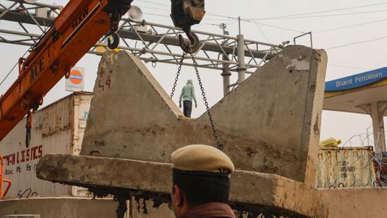 मंगळवारी नवी दिल्लीजवळ, शेतकऱ्यांच्या 'दिल्ली चलो' मोर्चाच्या पार्श्वभूमीवर टिकरी सीमेजवळ सिमेंटचे बॅरिकेड्स बसवले जात आहेत. (पीटीआय फोटो)&nbsp;