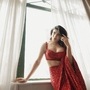 <p>बॉलिवूड अभिनेत्री समंथा रुथ प्रभू आपल्या सौंदर्याने सोशल मीडियावर धुमाकूळ घालत असते. सध्या समंथा मलेशियाला गेली आहे. यावेळी तिथे तिने एक हॉट शो केला. यावेळी लाल रंगाच्या स्लीव्हलेस ब्लाऊजमध्ये ती एकदम खुलून दिसत होती.</p>