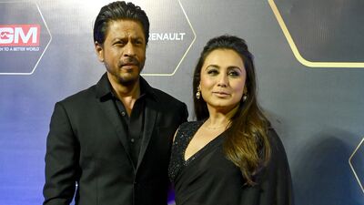 शाहरुखने अभिनेत्री राणी मुखर्जीने फोटो काढले आहेत. (AFP)