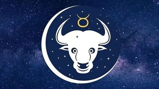 वृषभः&nbsp;आज चंद्र बुधाशी योग करत आहे. थोडा तापट स्वभाव सगळ्यावर पाणी पाडू शकतो. घरामध्ये जास्तीत जास्त वेळ द्यावा लागेल. व्यवसायात परिस्थितीचा साधक बाधक विचार करून निर्णय घ्यावा. अती संवेदन शील स्वभावामुळे प्रत्येक गोष्टीचा उगाचच विचार करीत रहाल. आत्मविश्वास आणि उत्साहाचा भाग कमी राहील. उद्योग क्षेत्रातील व्यक्तींना काळ अनुकूलच आहे. कर्ज फेड करण्यासाठी अनुकूल दिवस आहे. विद्यार्थ्यांनी आळसापासून दूर रहावे. मनासारख्या घटना घडण्यास पूरक दिवस आहे. आपल्या ध्येयप्राप्तीकडे वाटचाल करा. सरकारी संदर्भातील व्यक्तींना देखील बढती मिळण्याचे योग आहेत. आर्थिक आवक उत्तम आल्याने समाधान व्यक्त कराल. जोडीदाराशी कुटुंबातील वातावरण एकंदरीत समाधानी राहील. गायन कलाकारांना प्रसिद्धीचे योग आहे. आपले आरोग्य मानसिक समाधानामुळे उत्तम राहणार आहे.शुभरंग: नारंगी&nbsp;शुभदिशाः आग्नेय.शुभअंकः ०४, ०६.