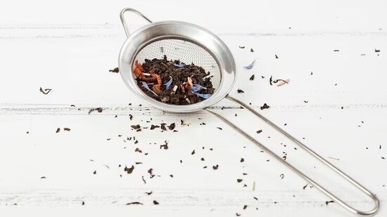 Clean the dirt and blackness accumulated on the tea strainer 