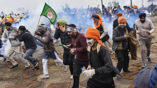 <p>शंभू सीमेवर 'दिल्ली चलो' मोर्चादरम्यान अश्रुधुराच्या गोळीबारानंतर आंदोलक शेतकरी पांगले.</p>