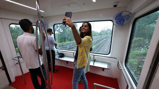 मुंबई-गोवा मार्गावरील दऱ्या, नद्या आणि धबधब्यांची आकर्षण आणि मनमोहक दृश्ये असोत किंवा मुंबई-पुणे मार्गावरील पश्चिम घाटाची नयनरम्य दृश्ये असोत, काचेचे टॉप आणि रुंद खिडक्या असलेले हे डबे लोकप्रिय ठरत आहेत. मुंबई-गोवा मार्गावरील दऱ्या, नद्या आणि धबधब्यांची आकर्षण आणि मनमोहक दृश्ये असोत किंवा मुंबई-पुणे मार्गावरील पश्चिम घाटाची नयनरम्य दृश्ये असोत, काचेचे टॉप आणि रुंद खिडक्या असलेले हे डबे लोकप्रिय ठरत आहेत. 