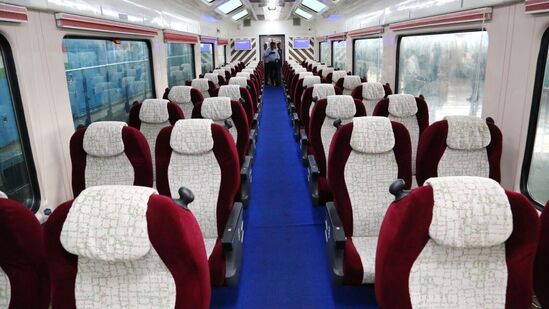 मध्य रेल्वेने काही निवडक गाड्यांमध्ये व्हिस्टाडोम डब्यांची सुविधा उपलब्ध करून दिली आहे. याची सुरुवात २०१८ मध्ये मुंबई-मडगाव-मुंबई जनशताब्दी एक्स्प्रेसपासून झाली. याला प्रवाशांचा प्रतिसाद मिळाल्याने इतर गाड्यांमध्ये या डब्यांचा वापर करण्यात आला. मध्य रेल्वेने काही निवडक गाड्यांमध्ये व्हिस्टाडोम डब्यांची सुविधा उपलब्ध करून दिली आहे. याची सुरुवात २०१८ मध्ये मुंबई-मडगाव-मुंबई जनशताब्दी एक्स्प्रेसपासून झाली. याला प्रवाशांचा प्रतिसाद मिळाल्याने इतर गाड्यांमध्ये या डब्यांचा वापर करण्यात आला. 