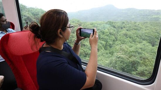 व्हिस्टाडोम कोचचे छत काचेचे असून खिडक्या मोठ्या आकाराच्या आहेत. यामुळे प्रवासादरम्यान या डब्यांतून निसर्गसौंदर्याचा आनंद प्रवाशांना घेता येतो. &nbsp;