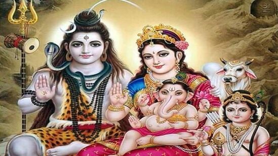 महाशिवरात्री हा हिंदू धर्माचा प्रमुख सण आहे. मान्यतेनुसार या दिवशी भगवान शिव आणि माता पार्वतीचा विवाह झाला होता, त्यामुळे महाशिवरात्रीच्या दिवशी भगवान भोलेनाथ आणि माता पार्वतीची विशेष पूजा केली जाते. महाशिवरात्रीच्या दिवशी सर्व महादेवाच्या मंदिरात भाविकांची रीघ असते. महाशिवरात्रीच्या दिवशी शिवशंकराची पूजा केल्याने अनेक पटींनी अधिक फळ मिळते. या दिवशी भोलेनाथाचे भक्त मंदिरात शिवलिंगाचा अभिषेक करतात. यावर्षी महाशिवरात्रीचे व्रत कधी पाळले जाणार आहे, पूजेचा शुभ मुहूर्त आणि पूजेचे नियम जाणून घेऊया.