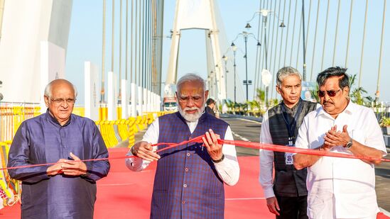 पंतप्रधान नरेंद्र मोदी यांनी रविवारी अरबी समुद्रावरील बेट द्वारका बेटाला गुजरातच्या देवभूमी द्वारका जिल्ह्यातील ओखा मुख्य भूमीशी जोडणाऱ्या देशातील सर्वात लांब केबल-स्टेड २.३२ किमी लांबीच्या 'सुदर्शन सेतू' पुलाचे उद्घाटन केले.&nbsp;