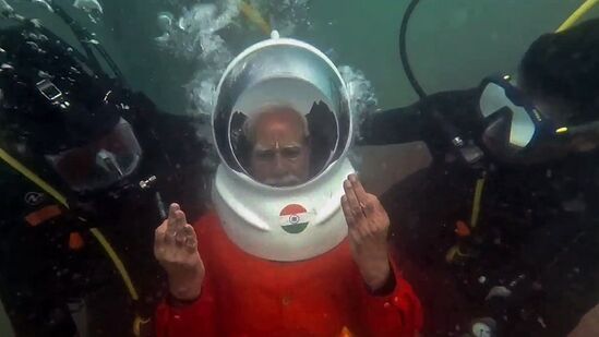 पंतप्रधान नरेंद्र मोदी यांनी रविवारी भगवान कृष्णाच्या समुद्रात बुडालेल्या &nbsp;द्वारका या प्राचीन जलमग्न शहराच्या अवशेषांमध्ये थेट अरबी समुद्रात उडी मारून &nbsp;समुद्रांच्या तळाशी जाऊन या शहराच्या अवशेषांची पूजा केली. &nbsp;