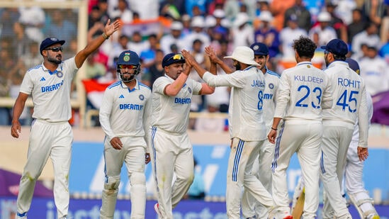 भारत दुसऱ्या स्थानावर कायम - भारताने वर्ल्ड टेस्ट चॅम्पियनशिप (WTC) २०२३-२५ सायकलमध्ये आपला ८ वा सामना खेळला आणि पाचव्या विजयाची नोंद केली. इंग्लंडविरुद्धची मालिका जिंकूनही भारतीय संघ दुसऱ्या क्रमांकावर कायम आहे. भारताचे ६२ गुण असून त्याची टक्केवारी ६४.५८ आहे. भारत दुसऱ्या स्थानावर कायम - भारताने वर्ल्ड टेस्ट चॅम्पियनशिप (WTC) २०२३-२५ सायकलमध्ये आपला ८ वा सामना खेळला आणि पाचव्या विजयाची नोंद केली. इंग्लंडविरुद्धची मालिका जिंकूनही भारतीय संघ दुसऱ्या क्रमांकावर कायम आहे. भारताचे ६२ गुण असून त्याची टक्केवारी ६४.५८ आहे.