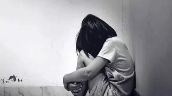 पैशांचा पाऊस पाडण्याचे आमिष दाखवून मुलींचे शोषण, ठाण्यात मांत्रिकासह ७ जणांच्या टोळीला अटक 