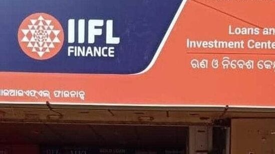 RBI bars IIFL : आयआयएफएल फायनान्सला आरबीआयचा दणका! गोल्ड लोन देण्यास बंदी