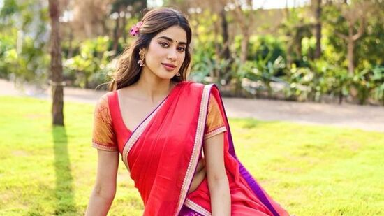 बॉलिवूडची सुंदर अभिनेत्री जान्हवी कपूर हिने ६ मार्च रोजी तिचा २७वा वाढदिवस साजरा केला. या निमित्ताने तिने आपला एक खास लूक सोशल मीडियावर शेअर केला आहे. २७ वर्षांची जान्हवी कपूर साडी नेसून खूपच सुंदर दिसत होती.