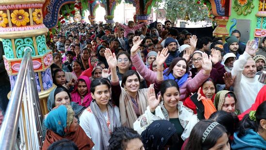 देशभरात महाशिवरात्रीच्या उत्सवाला सुरुवात झाली आहे, देशभरातील शिव मंदिरांमध्ये भक्तांनी गर्दी केली आहे. महाशिवरात्री हा भगवान शंकर आणि देवी पार्वती यांच्या मिलनाचेही प्रतीक आहे. अशा स्थितीत या दिवशी उपवास करणाऱ्या भक्तांना इच्छित फळ प्राप्त होते.
